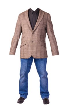 Erkekler düğmeli kahverengi ceket, erkek kot pantolon, siyah deri ayakkabılar ve beyaz arka planda izole edilmiş siyah gömlek.