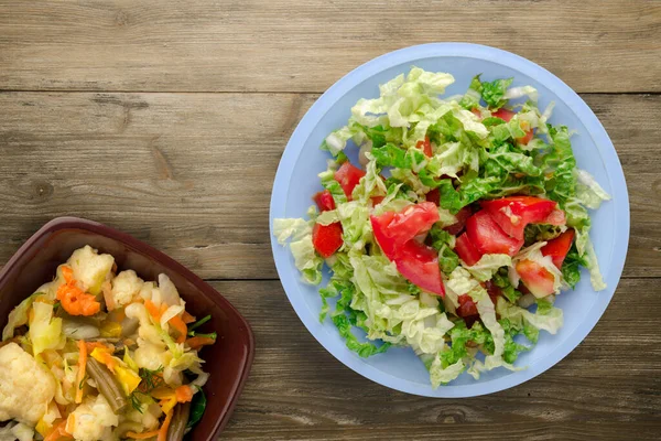 Comida Vegetariana Vista Superior Ensalada Tomate Col Plato Azul Claro — Foto de Stock