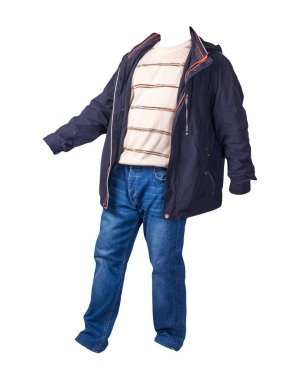 Fermuarlı koyu mavi ceket, bej kahverengi çizgili kazak ve beyaz arka planda izole edilmiş mavi kot pantolon. Sıradan moda kıyafetleri.