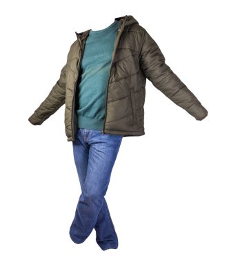 Yeşil ceket, turkuaz süveter ve beyaz arka planda izole edilmiş mavi kot pantolon. Sıradan moda kıyafetleri.