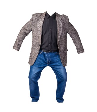 Beyaz arka planda siyah gömlekli ve mavi kotlu, düğmeli erkek ceketi. Sıradan stil