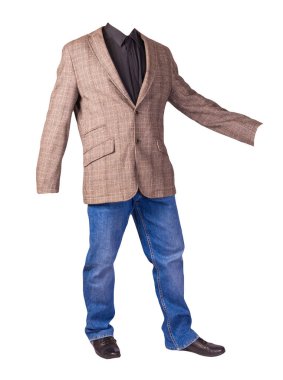 Erkekler düğmeli kahverengi ceket, erkek kot pantolon, siyah deri ayakkabılar ve beyaz arka planda izole edilmiş siyah gömlek.