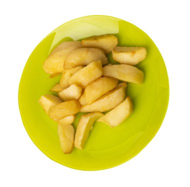 Limon tabağında kızarmış patates dilimleri. Kızarmış patates sebzeleri beyaz arka planda izole edilmiş. Kırsal yiyecekler üst görünüm