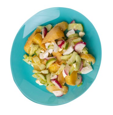 Turkuaz tabakta sebzeli patates dilimleri beyaz arka planda izole edilmiş. abur cubur Köy yemekleri. Sebzeli patates..