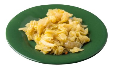 Beyaz arka planda izole edilmiş yeşil tabakta haşlanmış lahana. Ağır ateşte pişmiş lahana. Sağlıklı yiyecekler. Vgretian yemekleri