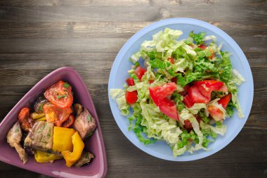 Vejetaryen yemeği. Siyah ahşap arka planda lahanalı domates salatası. sağlıklı yiyecekler