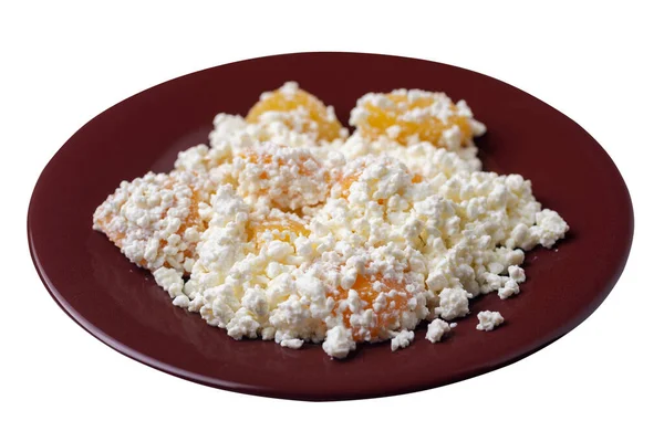 Kahverengi tabakta şeftalili süzme peynir beyaz arka planda izole edilmiş. Süzme peynirin üst tarafı. sağlıklı kahvaltı