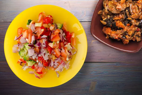 Veganistisch Uitzicht Het Voedsel Salade Van Groentepeper Tomaat Uien Broccoli — Stockfoto