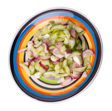 Salatalıklı salata ve beyaz arka planda izole edilmiş siyah mavi kırmızı tabakta yumurta. Sağlıklı yiyecek. Vejetaryen yemekleri üst tarafta. Asya mutfağı