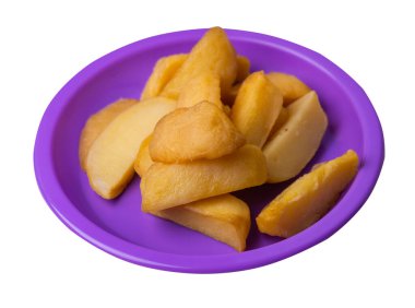 Mor tabakta kızarmış patates dilimleri. Kızarmış patates sebzeleri beyaz arka planda izole edilmiş. Kırsal yiyecekler üst görünüm