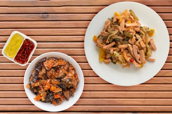 Berliner Salat Auf Einem Weißen Teller Auf Orangefarbenem Holzgrund Salat — Stockfoto
