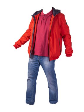 Kırmızı ceket, koyu kırmızı gömlek ve beyaz arka planda izole edilmiş mavi kot pantolon. Sıradan moda kıyafetleri.