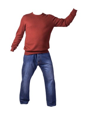 Erkekler koyu kırmızı kazak ve mavi kot pantolon. Beyaz arka planda izole edilmiş. Günlük kıyafetler.