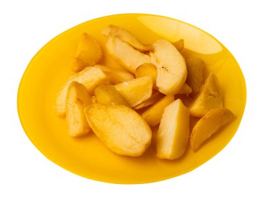 Sarı tabakta kızarmış patates dilimleri. Kızarmış patates sebzeleri beyaz arka planda izole edilmiş. Kırsal yiyecekler üst görünüm