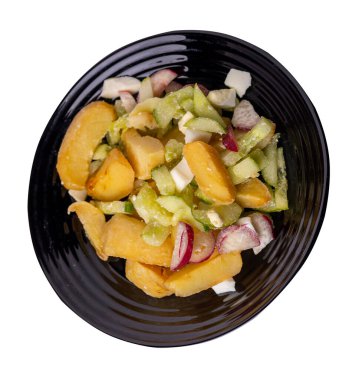 Siyah tabakta sebzeli patates dilimleri beyaz arka planda izole edilmiş. abur cubur Köy yemekleri. Sebzeli patates..