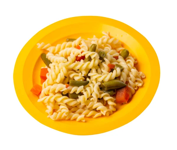 意大利面 配上大蒜和胡萝卜 放在黄盘上 与白色背景隔离 地中海厨房 有蔬菜的面食 — 图库照片