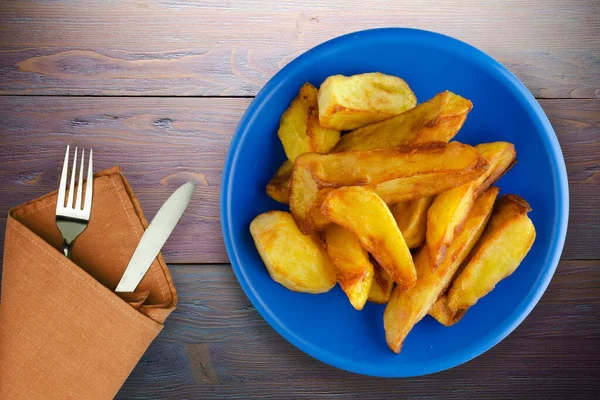 Batatas Fritas Fundo Madeira Roxa Batatas Fritas Placa Azul Escuro — Fotografia de Stock