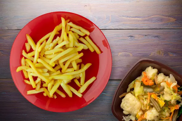 Freír Las Patatas Sobre Fondo Madera Patatas Fritas Plato Rojo —  Fotos de Stock