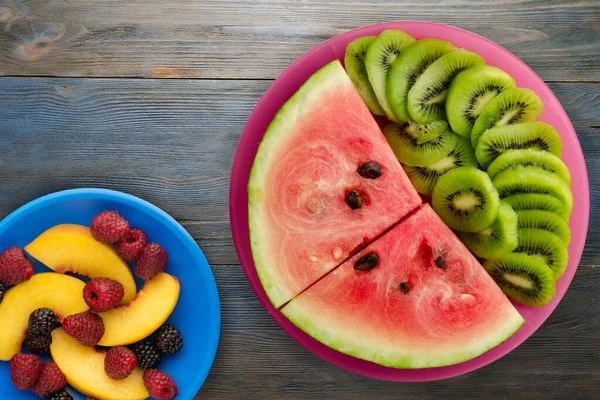 Watermeloen Kiwi Gesneden Een Rode Plaat Met Fruitsalade Een Blauw — Stockfoto