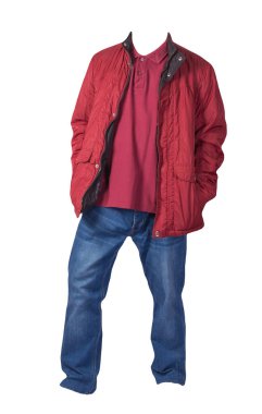 Kırmızı ceket, koyu kırmızı gömlek ve beyaz arka planda izole edilmiş mavi kot pantolon. Sıradan moda kıyafetleri.