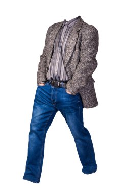 Beyaz arka planda gömlek ve kot pantolon giyen düğmeli erkek ceketi. Sıradan stil