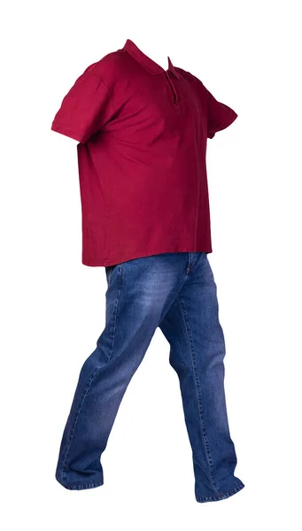 Мужская Темно Красная Рубашка Поло Пуговичными Воротниками Синими Джинсами Изолированными — стоковое фото