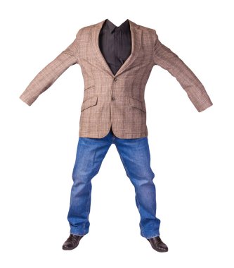 Erkekler düğmeli kahverengi ceket, erkek kot pantolon, siyah deri ayakkabılar ve beyaz arka planda izole edilmiş siyah gömlek.