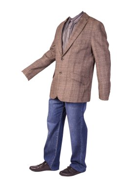 Erkek düğmesi açık kahverengi ceket, erkek kot pantolon, deri siyah ayakkabı ve beyaz arka planda izole edilmiş gri çizgili gömlek.