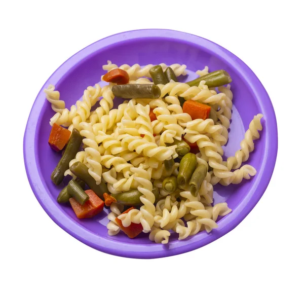 意大利面 绿豆和大蒜胡萝卜 紫色盘子隔离在一个白色的背景 地中海厨房 有蔬菜的面食 — 图库照片