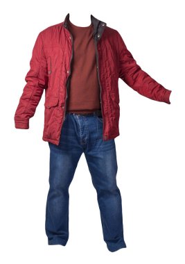 Fermuarlı kırmızı ceket, koyu kırmızı kazak ve beyaz arka planda izole edilmiş mavi kot pantolon. Sıradan moda kıyafetleri.