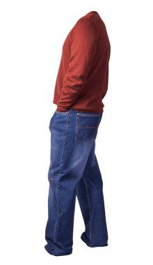 Erkekler koyu kırmızı kazak ve mavi kot pantolon. Beyaz arka planda izole edilmiş. Günlük kıyafetler.