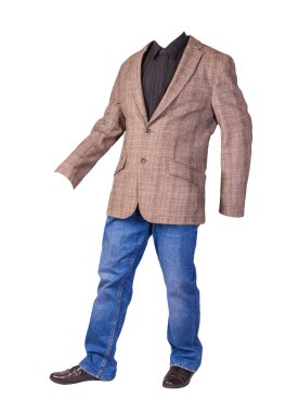 Erkekler düğmeli kahverengi ceket, erkek kot pantolon, siyah deri ayakkabılar ve beyaz arka planda izole edilmiş siyah gömlek.