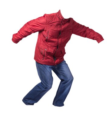 Kırmızı erkek ceketi ve mavi kot beyaz arka planda izole edilmiş. Günlük giysiler.