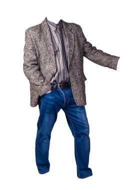 Beyaz arka planda gömlek ve kot pantolon giyen düğmeli erkek ceketi. Sıradan stil