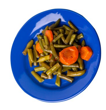 Mavi tabakta sarımsaklı ve havuçlu yeşil fasulyeler beyaz arka planda izole edilmiş. Havuç manzaralı yeşil fasulyeler. sağlıklı vejetaryen yemekleri