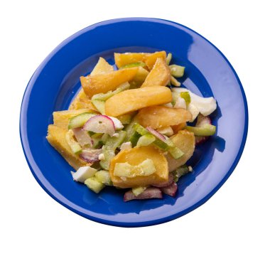 Mavi tabakta sebzeli patates dilimleri beyaz arka planda izole edilmiş. abur cubur Köy yemekleri. Sebzeli patates..