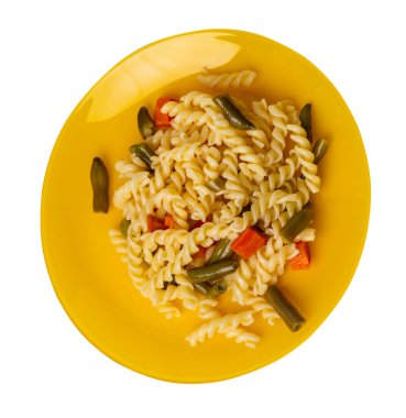 Sarı tabakta sarımsaklı havuçlu yeşil fasulyeli makarna beyaz arka planda izole edilmiş. Akdeniz Mutfağı. sebzeli makarna..