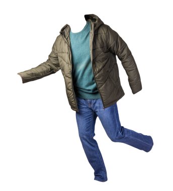 Yeşil ceket, turkuaz süveter ve beyaz arka planda izole edilmiş mavi kot pantolon. Sıradan moda kıyafetleri.