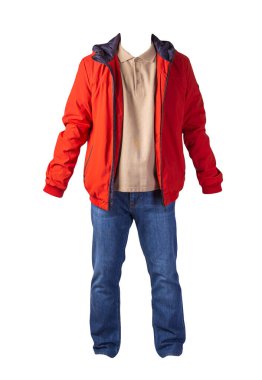 Kırmızı ceket, bej gömlek ve beyaz arka planda izole edilmiş mavi kot pantolon. Sıradan moda kıyafetleri.