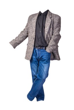 Siyah gömlekli ve beyaz arka planda izole edilmiş mavi kotlu erkek ceketi. Sıradan stil