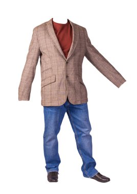 Erkekler düğmeli kahverengi ceket, erkek mavi kot pantolon, deri siyah ayakkabılar ve beyaz arka planda izole edilmiş kırmızı bir kazak.