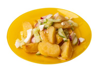 Beyaz arka planda izole edilmiş sarı tabakta sebzeli patates dilimleri. abur cubur Köy yemekleri. Sebzeli patates..