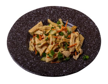 Soya kuşkonmaz ve havuçlu salata, salatalık ve kahverengi tabakta köfte. Beyaz arka planda izole edilmiş bir tabakta vejetaryen soya salatası. sağlıklı beslenme üst görünümü.