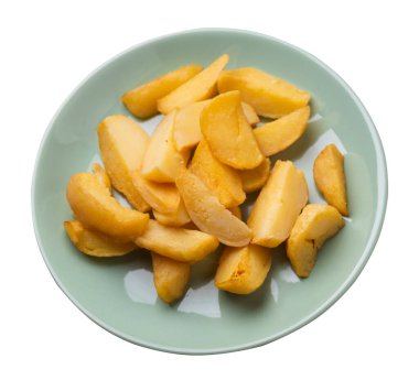 Açık yeşil tabakta kızarmış patates dilimleri. Kızarmış patates sebzeleri beyaz arka planda izole edilmiş. Kırsal gıda üst görünümü