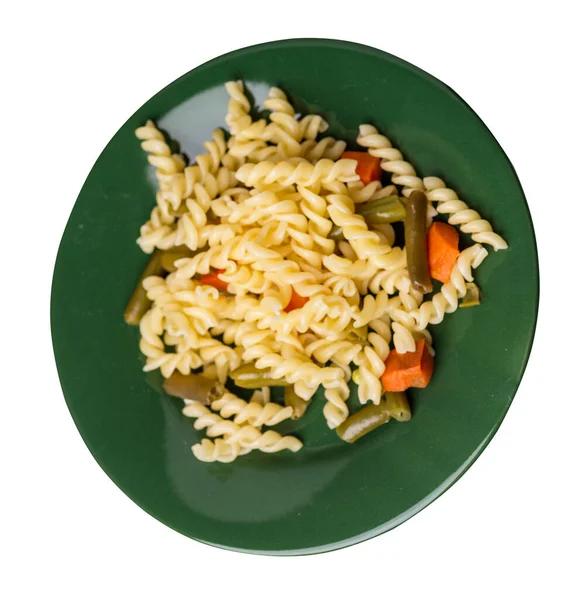意大利面 绿豆和大蒜胡萝卜 绿色盘子 白色背景隔离 地中海厨房 有蔬菜的面食 — 图库照片