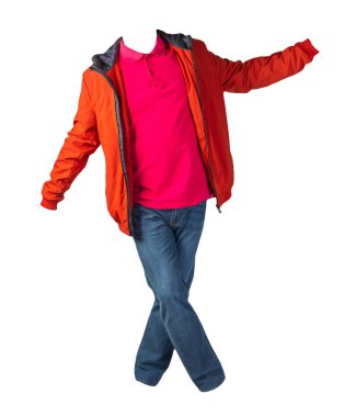 Turuncu ceket, kırmızı gömlek ve beyaz arka planda izole edilmiş kot pantolon. Sıradan moda kıyafetleri.