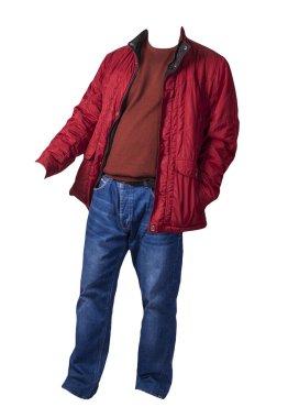 Fermuarlı kırmızı ceket, koyu kırmızı kazak ve beyaz arka planda izole edilmiş mavi kot pantolon. Sıradan moda kıyafetleri.