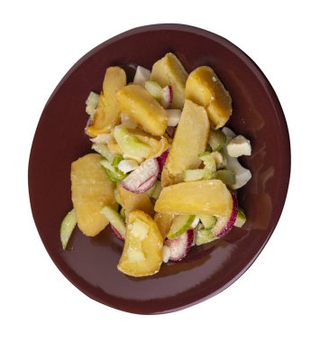 Kahverengi tabakta sebzeli patates dilimleri beyaz arka planda izole edilmiş. abur cubur Köy yemekleri. Sebzeli patates..