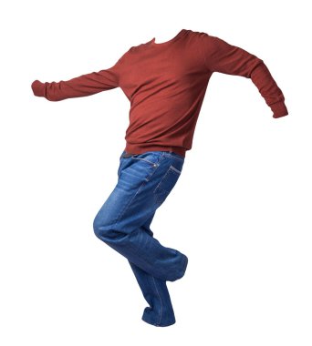 Erkekler koyu kırmızı kazak ve mavi kot pantolon. Beyaz arka planda izole edilmiş. Günlük kıyafetler.