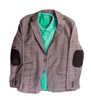 Düğmeli kahverengi ceket ve yakalı yeşil tişört ve beyaz arka planda izole edilmiş düğmeler. Günlük biçim üst görünümü